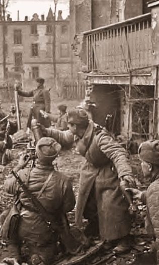 Советские минометчики на улице города. Апрель 1945 г.