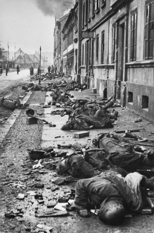 Тела убитых немецких солдат на улице города. Май 1945 г.