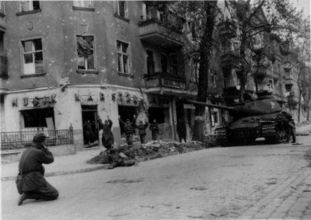 Пленение немецких солдат. Май 1945 г.