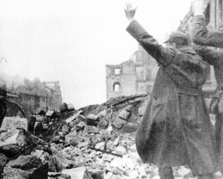 Пленение немецких солдат. Май 1945 г.