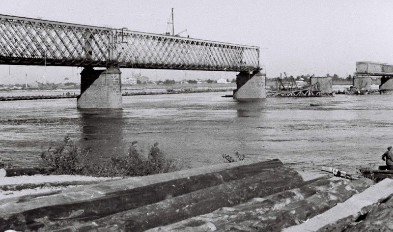 Взорванный мост через Днепр. 1941 г.