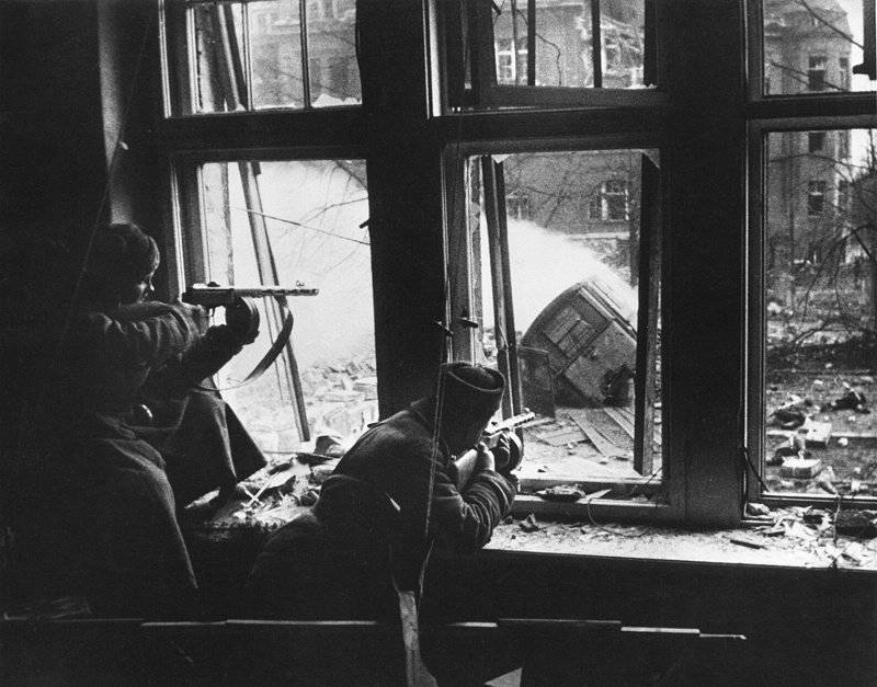 Советские автоматчики в разрушенном доме. Май 1945 г.