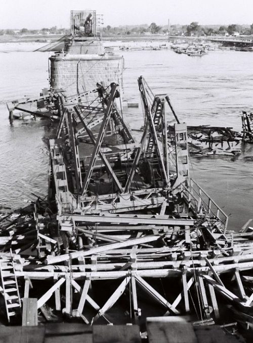 Взорванный мост через Днепр. 1941 г.