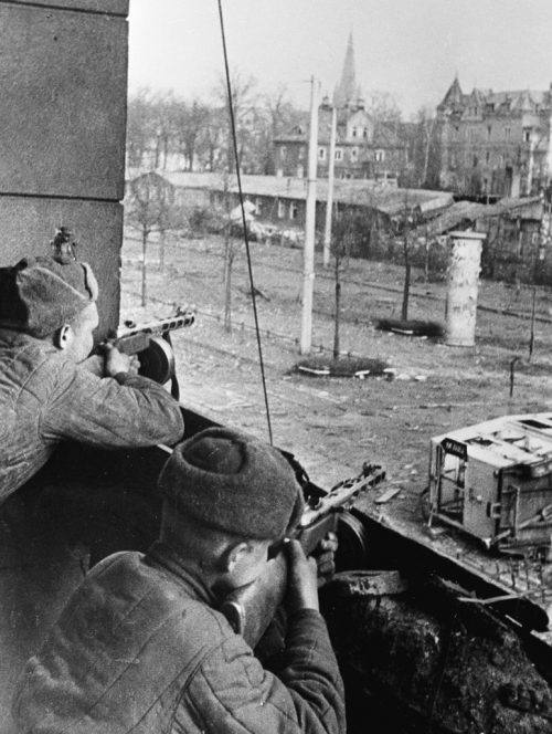 Советские автоматчики в разрушенном доме. Май 1945 г.