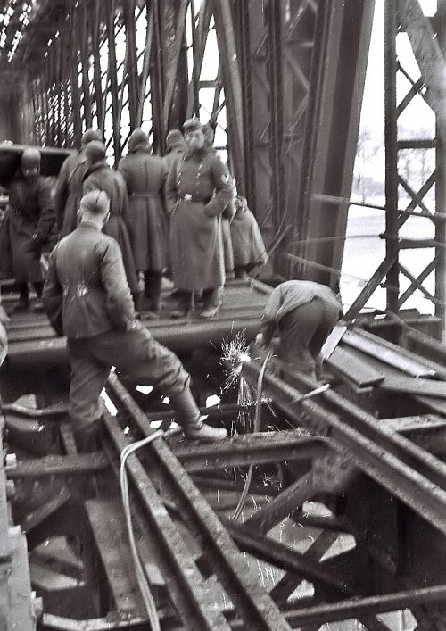 Работы по восстановлению железнодорожного моста. 1941 г.