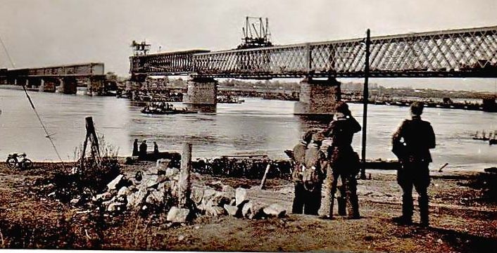 Работы по восстановлению железнодорожного моста. 1941 г. 