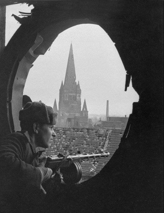 Красноармеец на фоне церкви Йоханнес Кирхе. Май 1945 г.