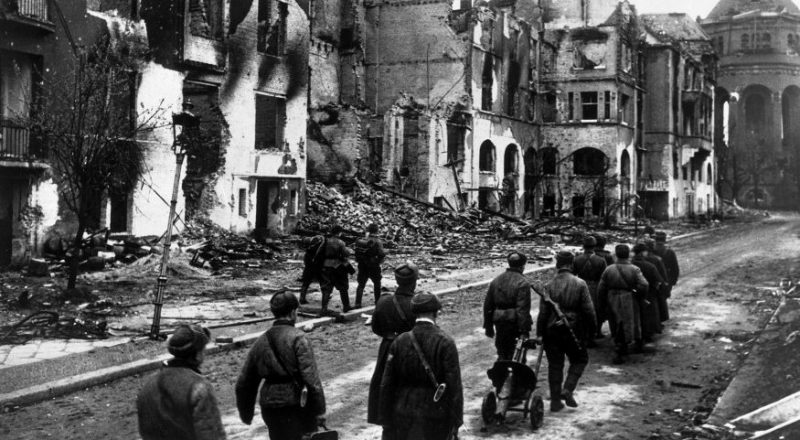 Красноармейцы в отвоеванной части города. Май 1945 г.