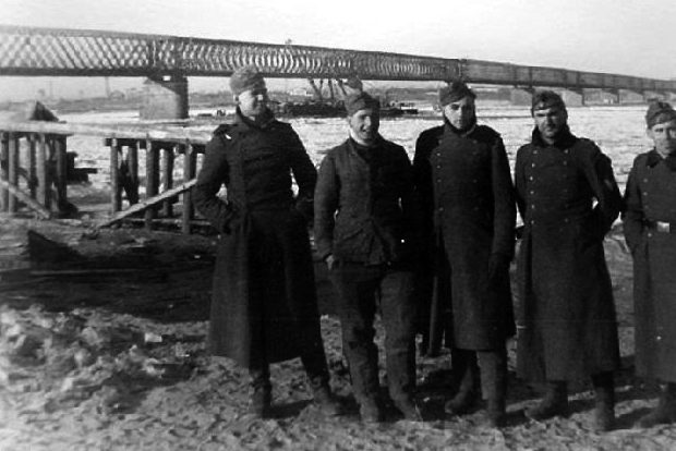 Немецкие саперы у восстановленного моста. Декабрь 1941 г. 