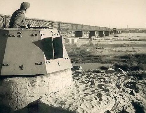 Немецкая огневая точка у моста, оборудованная в советском бронеколпаке. 1941 г.