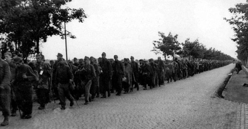 Вывод пленных из города после капитуляции. Май 1945 г.