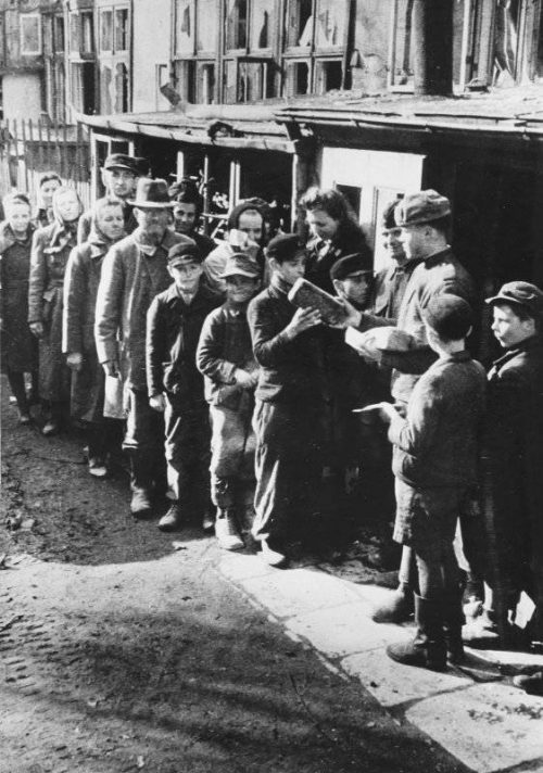 Советские солдаты раздают хлеб горожанам. Май 1945 г.