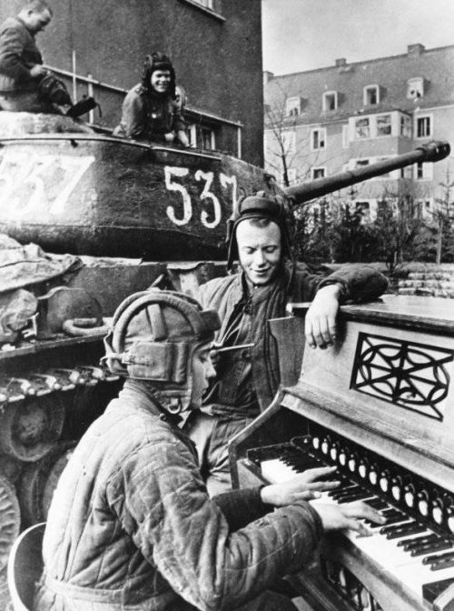 Танковый экипаж после капитуляции немецкого гарнизона. Май 1945 г.