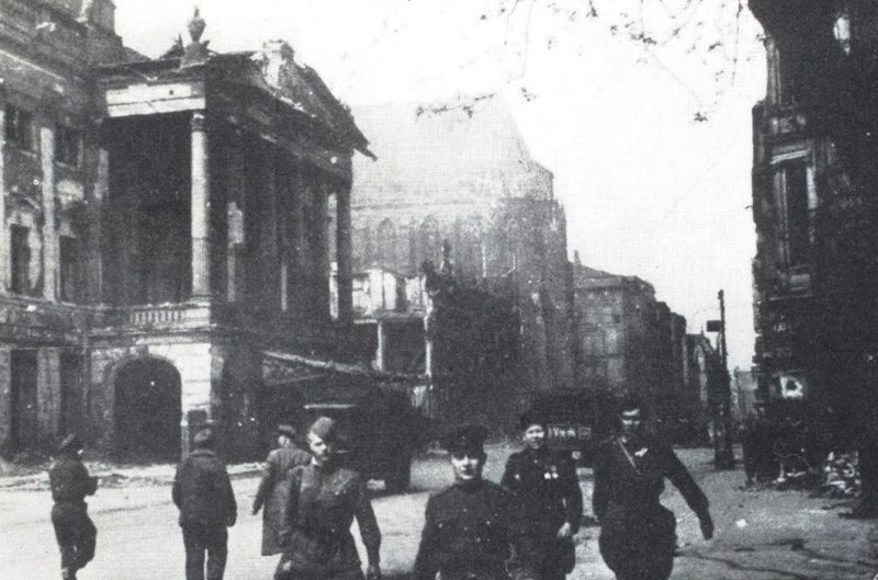 Красноармейцы в городе. Май 1945 г.