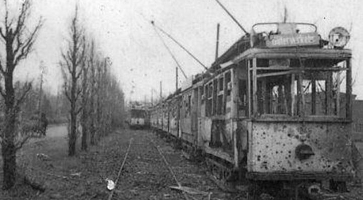 Разрушенные трамвайные вагоны. 