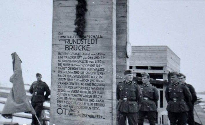 Памятная надпись у деревянного автомобильного моста. 1942 г. 