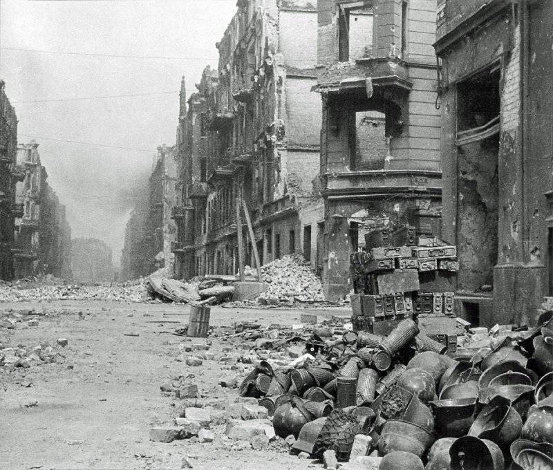 Улицы города после капитуляции гарнизона. Май 1945 г. 