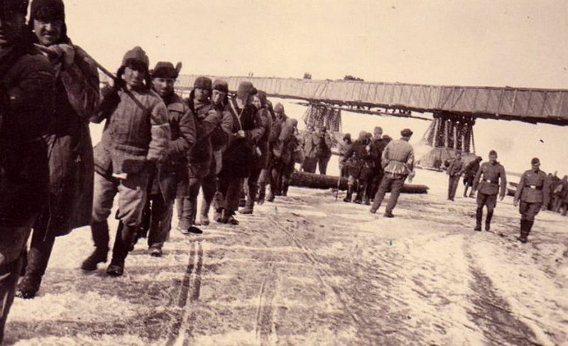 Строительство немцами капитального автомобильного моста через Днепр. 1942 г.