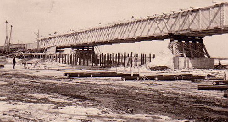 Строительство немцами капитального автомобильного моста через Днепр. 1942 г. 