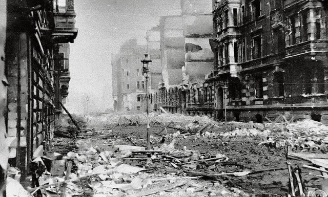 Улицы города после капитуляции гарнизона. Май 1945 г. 