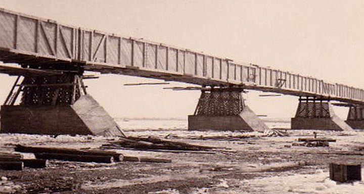 Строительство немцами капитального автомобильного моста через Днепр. 1942 г. 