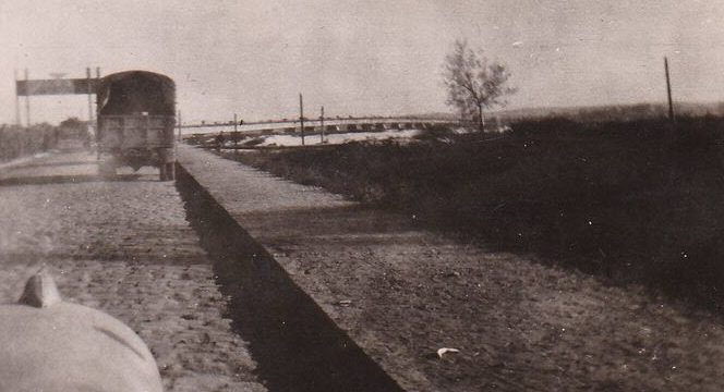Подъезд к деревянному автомобильному мосту, построенному немцами в 1941 году. Сентябрь 1943 г. 