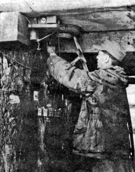 Немецкий сапёр, закладывает взрывчатку под настил автомобильного моста. Сентябрь 1943 г.