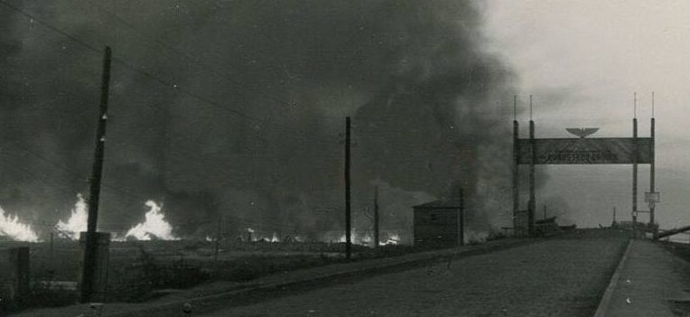 Подожженный деревянный автомобильный мост. Сентябрь 1943 г.
