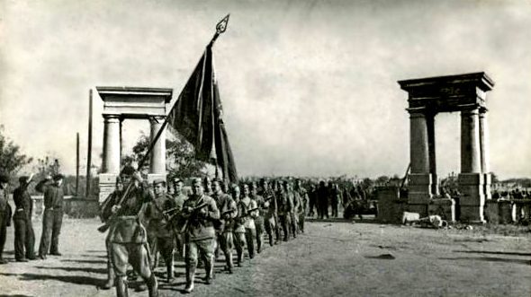 Красная Армия входит в город. Сентябрь 1943 г. 
