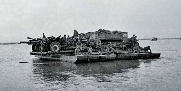 Огневой взвод орудий ЗиС-3 переправляется в Крюков. Ноябрь 1943 г.