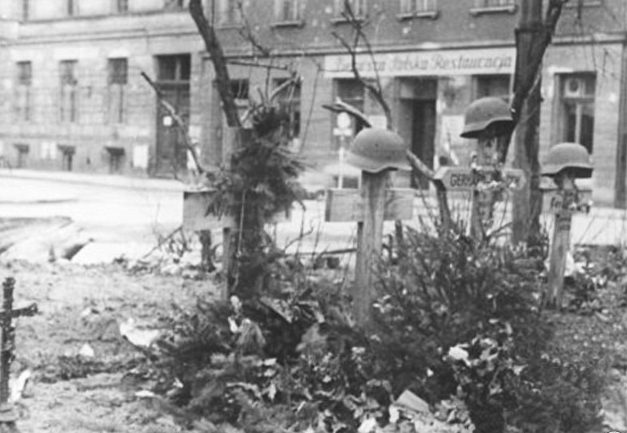 Немецкие могилы. Май 1945 г.