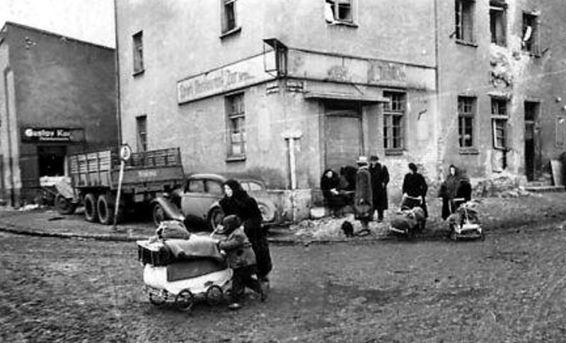Местные жители на улицах города. Май 1945 г.