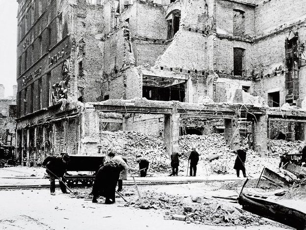 Расчистка улиц. Май 1945 г. 