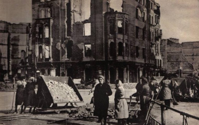Расчистка улиц. Май 1945 г.