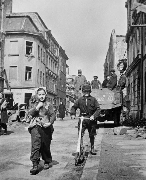 Дети на улице разрушенного Бреслау. Июнь 1945 г.