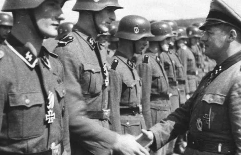 Штурмбаннфюрер CC Август Дикман вручает солдатам Железные кресты за боевые заслуги. 21 июня 1942 года. 