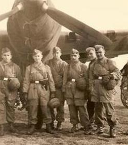 Десантники на аэродроме. 1940 г. 
