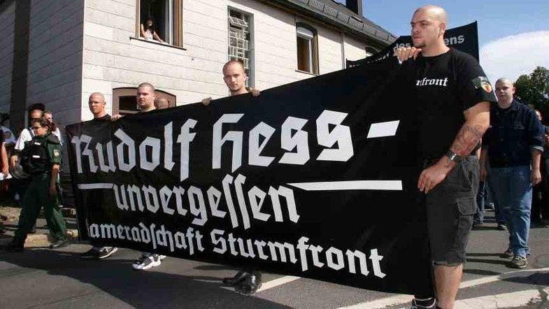 Марш неонацистов в Берлине.