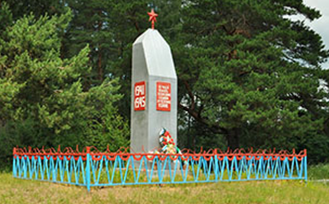 д. Быково Дорогобужского р-на. Памятник, установленный на братской могиле советских воинов.