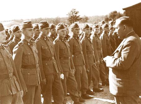 Хяльмар Мяэ беседует с солдатами 20-й дивизии СС. 1944 г. 