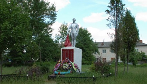 с. Ворга Ершичского р-на. Памятник, установленный на братской могиле советских воинов, погибших в годы войны.