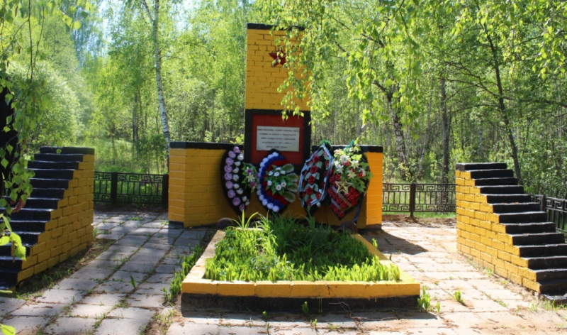 д. Бережок Кардымовского р-на. Памятник, установленный на братской могиле, в которой похоронено 48 советских воинов, погибших в годы войны.