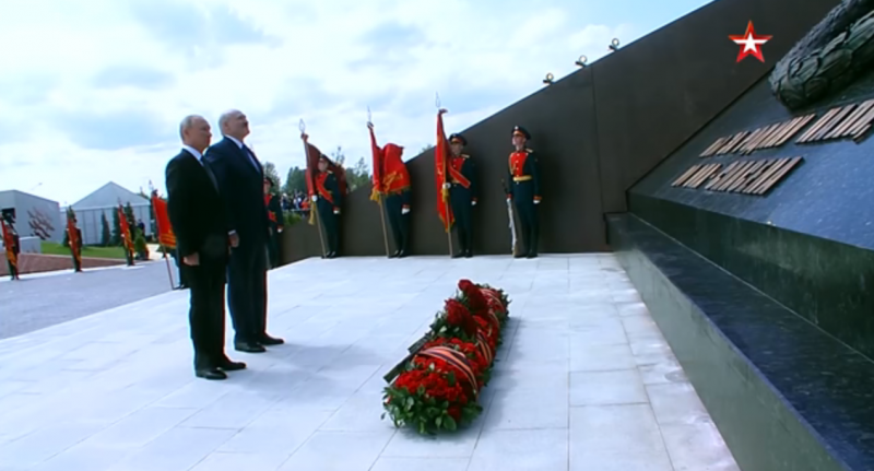 Путин и Лукашенко после возложения цветов к подножью мемориала.