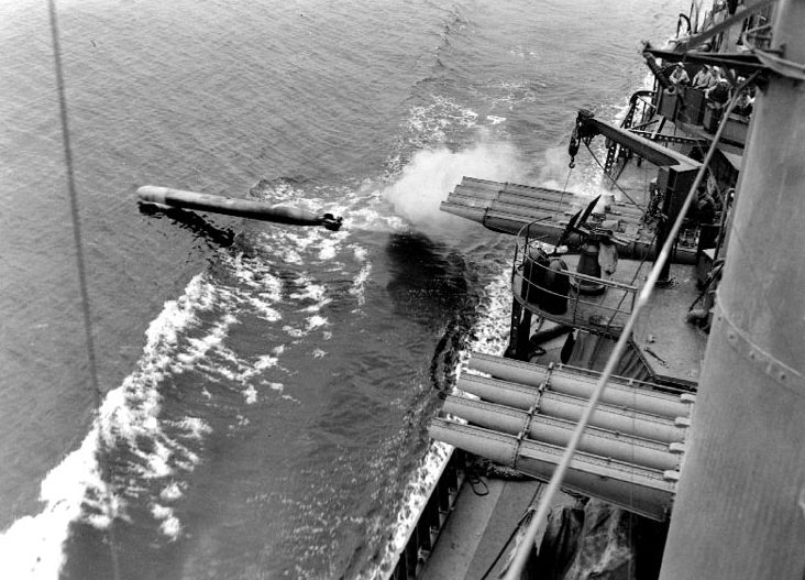 Запуск торпеды с американского эсминца «Данлап».