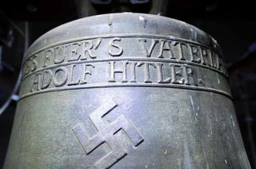 Нацистский колокол в церкви Германии.