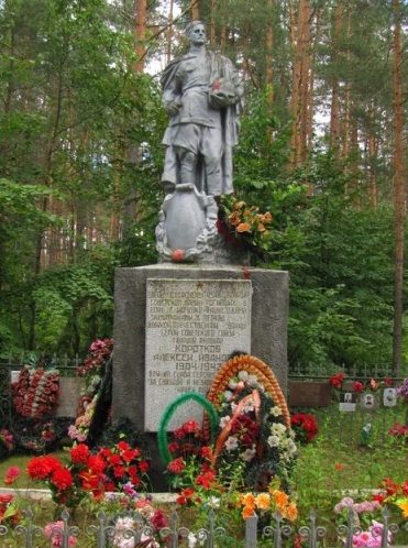 д. Беляево Велижского р-на. Памятник, установленный на братской могиле, в которой похоронено 4548 воинов, погибших в годы войны.