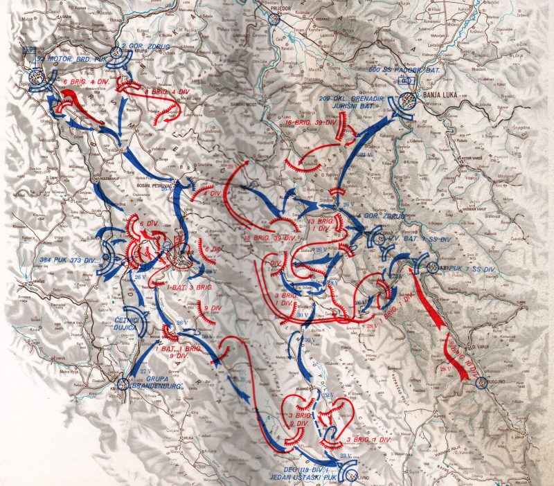 Карта операции «Ход конём»: красными стрелками указаны передвижения партизанских войск у Дрвара, синими - действия немецких войск.