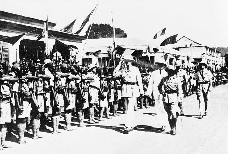 Шарль де Голль проводит смотр колониальных войск в Банги в октябре 1940 года.