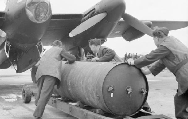 Авиабомба HC 4000 lb (RAF Cookies) длиной 2960 мм для разрушения стратегических объектов - морских баз и портов, крупных кораблей и промышленных предприятий.