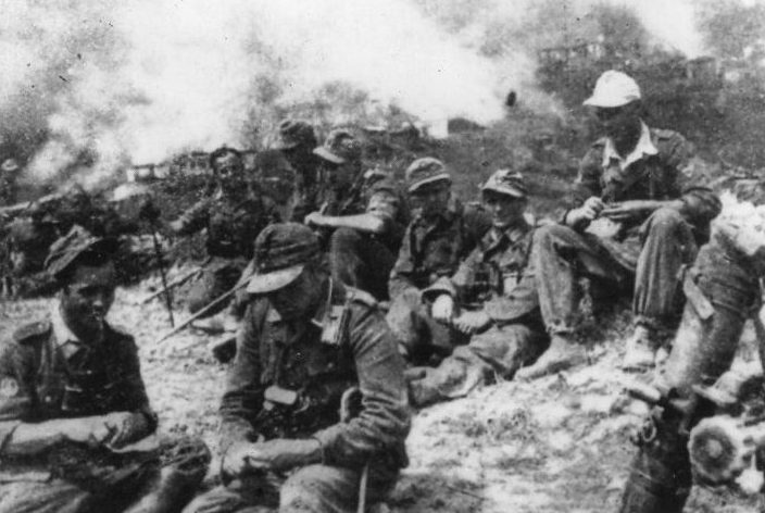 Немецкие солдаты в горящей Калаврите.